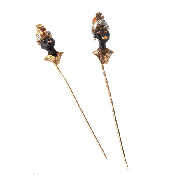 



TWO &quot;MORETTO&quot; PINS IN 9KT GOLD