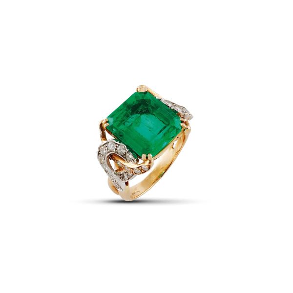 



EMERALD AND DIAMOND RING IN 18KT TWO TONE GOLD