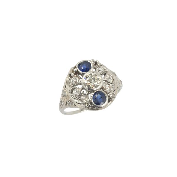 DIAMOND AND SAPPHIRE RING IN 18KT WHITE GOLD