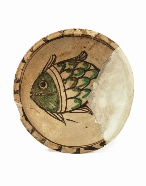  Piatto, sec. XIII,  in protomaiolica, decorato al centro con pesce in bruno manganese e verde ramina, diam. cm 19,5,  ampi restauri 