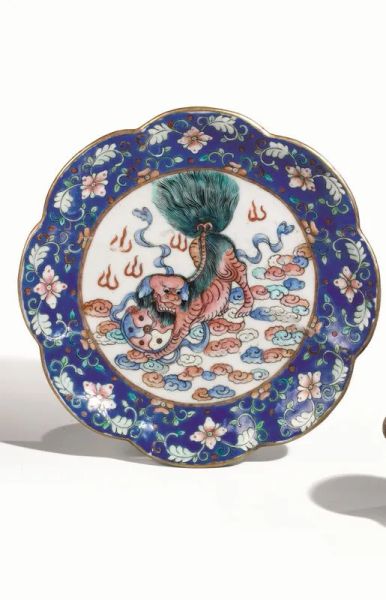  Alzata, Cina periodo Daoguang (1820-1850),  di forma lobata, decorata al centro da figura di Qilin, e ai bordi da ghirlanda di fiori, diam. cm 19