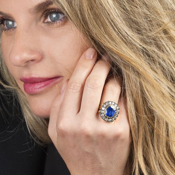 ANELLO CON ZAFFIRO CEYLON E DIAMANTI