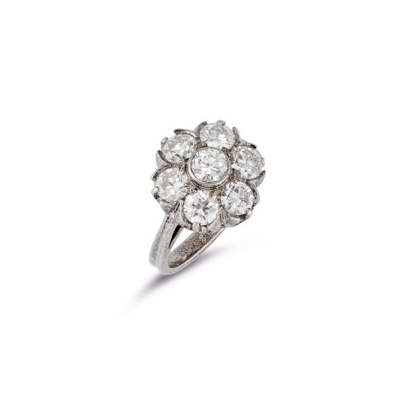



FLORAL RING WITH DIAMONDS