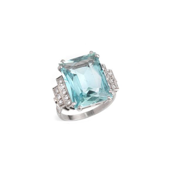 AQUAMARINE AND DIAMOND RING IN 18KT WHITE GOLD