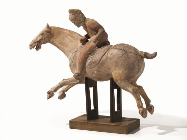  Cavallo con guerriero Cina dinastia Tang (618-907),  in terracotta con tracce di pigmenti, lung. cm 40,5,  restauri alla gamba del cavallo e al braccio del guerriero 