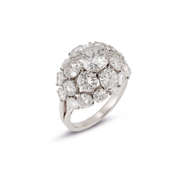 



FLOWER-SHAPED RING WITH DIAMONDS