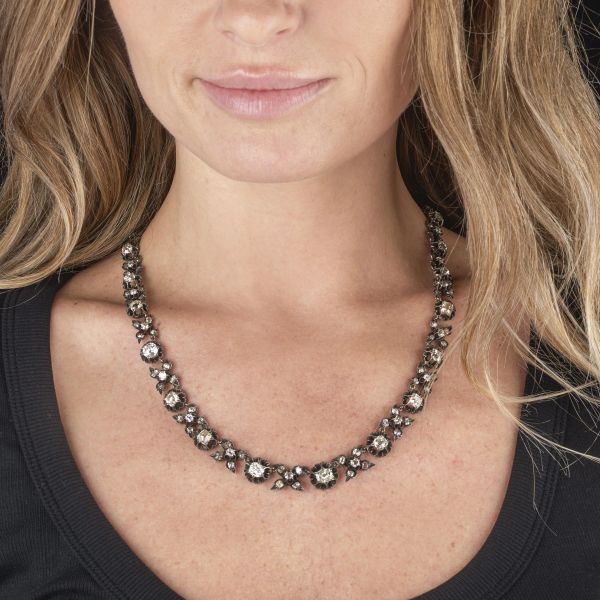 COLLANA A GHIRLANDA CON DIAMANTI