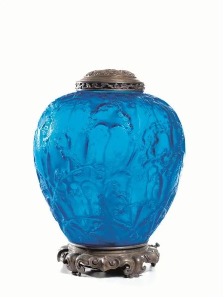  Lume da tavolo, sec. XX,   realizzato come un vaso in vetro blu satinato e stampato a coppie di pappagalli ed elementi vegetali, con montatura in metallo, alt. cm 32 