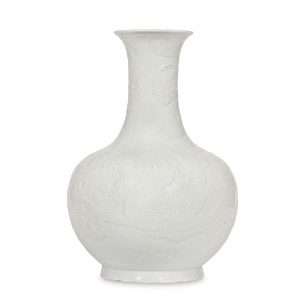 



WHITE PORCELAIN VASE WITH DRAGON, CHINA, QING DYNASTY, 20TH C.