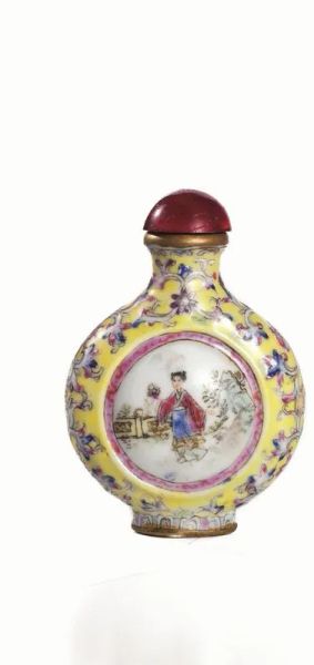 Snuff bottle, Cina fine dinastia Qing, in porcellana famiglia rosa, e fondo giallo e decorata da riserve con figure e tralci fioriti, alt. cm 8,5