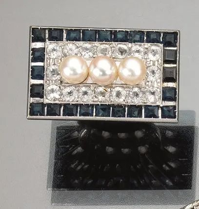  Anello in oro bianco, zaffiri, perle e pietre ad imitazione del diamante    