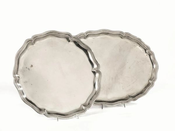  Vassoio circolare,  in argento. bordo smerlato, diam. cm 40, g 1240 ed  altro vassoio ovale,  in argento,   bordo sagomato, cm 51x37, g 1300 (2)