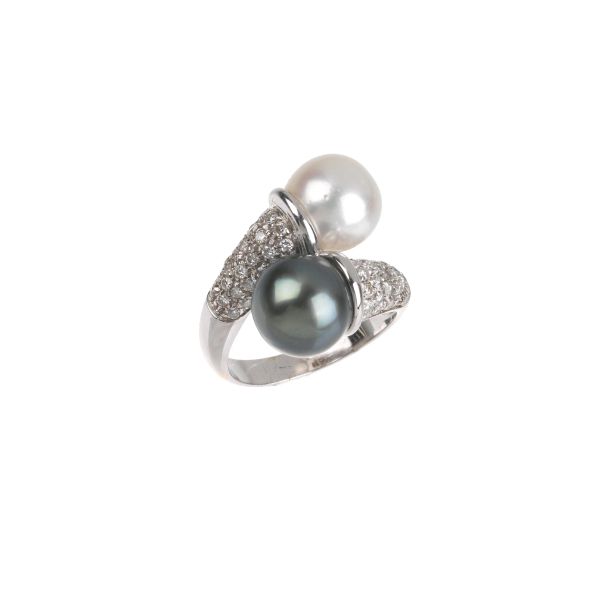 PEARL AND DIAMOND CONTRARIE RING IN 18KT WHITE GOLD
