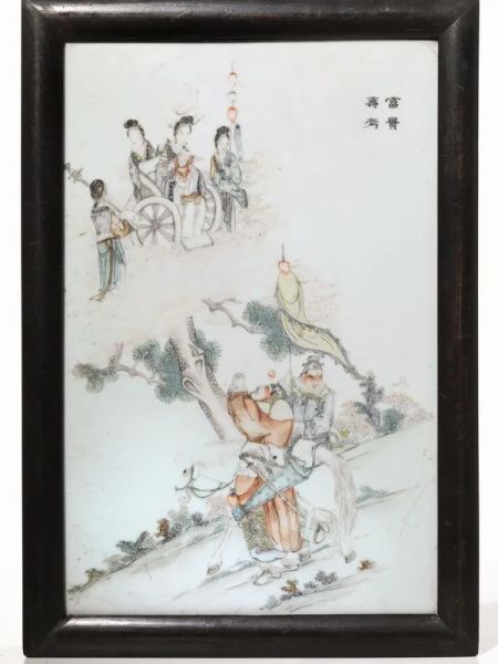 Placca Cina sec. XX, in porcellana, dipinta con un guerriero e figure femminili in un paesaggio, cm 38x25, con cornice in legno