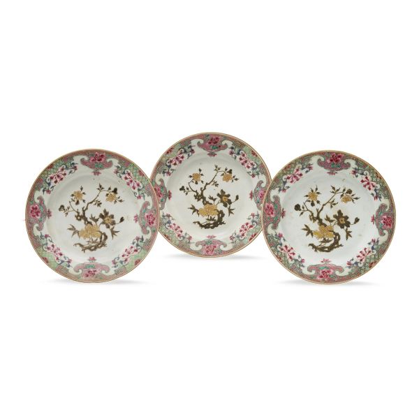 



A SET OF THREE FAMILLE ROSE PORCELAIN PLATES, CHINA, QING DYNASTY, 18TH CENTURY