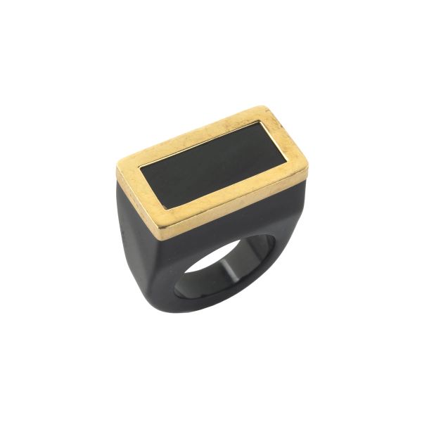 



BLACK RESIN RING IN 18KT YELLOW GOLD