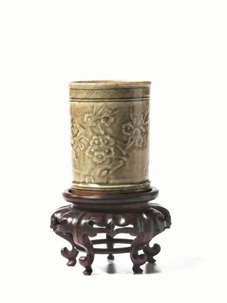 Porta pennelli, Cina dinastia Qing, sec. XIX, in porcellana celadon, decorata a rilievo con tralci fioriti, alt. cm 11,2