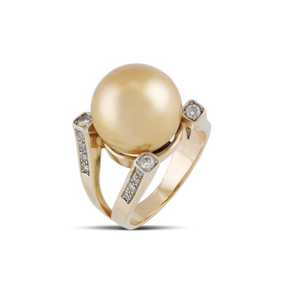 



BIG GOLD PEARL AND DIAMOND RING IN 18KT YELLOW GOLD