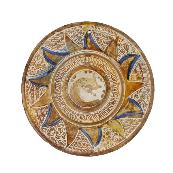 A LARGE UMBONATE PLATE, SEVILLE, FIRST HALF OF THE 16TH CENTURY