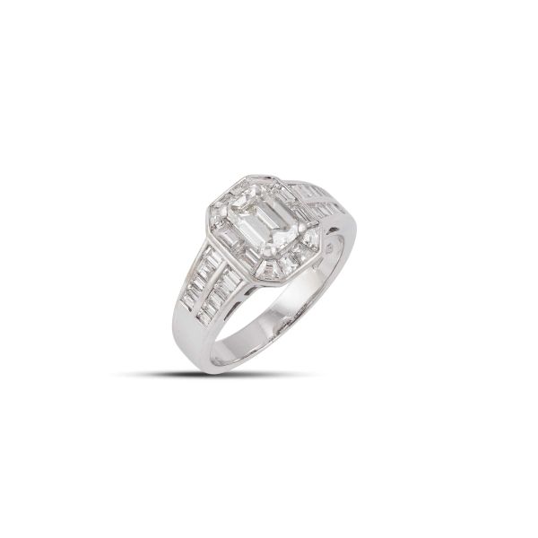 



ANELLO CON DIAMANTI