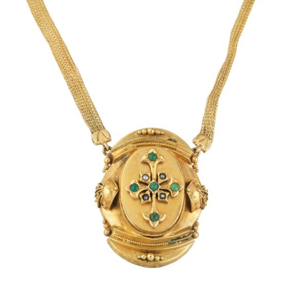 LONG GOLD NECKLACE WITH A PENDANT IN GOLDEN METAL
