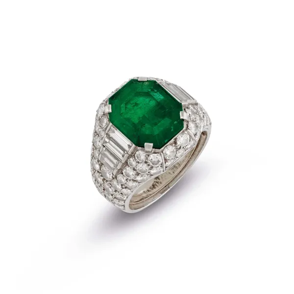 



EMERALD AND DIAMOND&nbsp; BAND RING