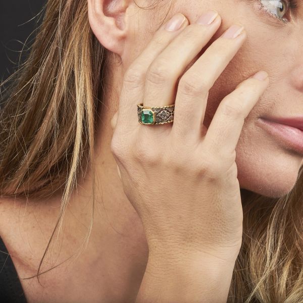 ANELLO A FASCIA CON SMERALDO E DIAMANTI