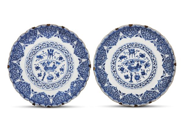 A PAIR OF PLATES, CHINA, QING DYNASTY, 18TH CENTURY