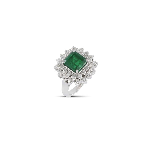 ZAMBIA EMERALD AND DIAMOND FLORAL RING IN 18KT WHITE GOLD