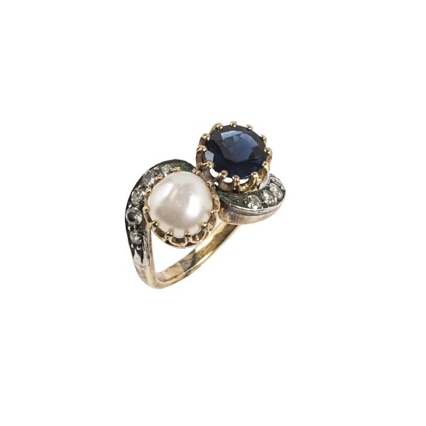 SAPPHIRE, PEARL AND DIAMOND CONTRARIE RING IN 18KT YELLOW GOLD AND SILVER