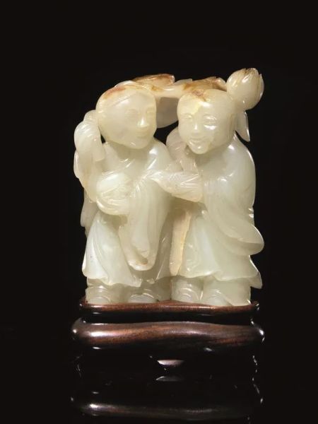 Gruppo, Cina sec. XIX, in giada celadon e russet, raffigurante coppia di personaggi reggenti un uccellino ed un vaso, su base in legno alt. cm 7,5