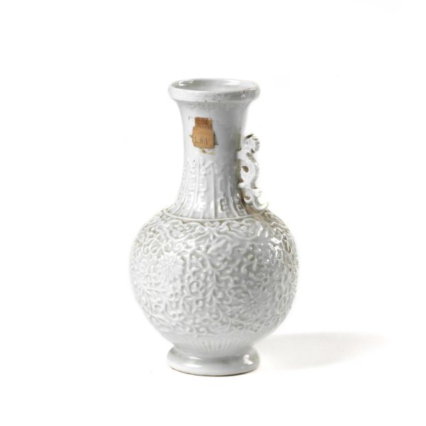 A VASE, CINA, QING DYNASTY, 19TH CENTURY