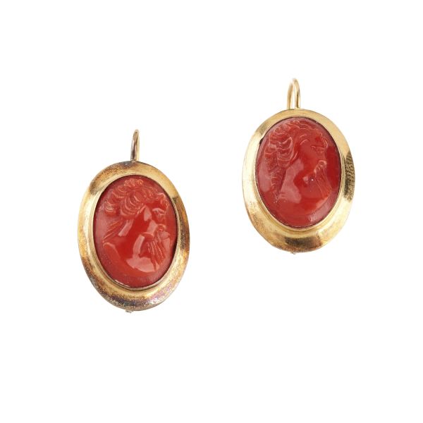 



CORAL EARRINGS IN 14KT GOLD