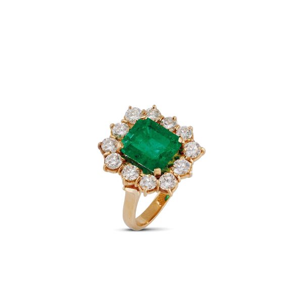 



EMERALD AND DIAMOND FLOWER RING IN 18KT YELLOW GOLD