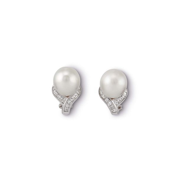 



PAIR OF PEARL AND DIAMOND EARRINGS