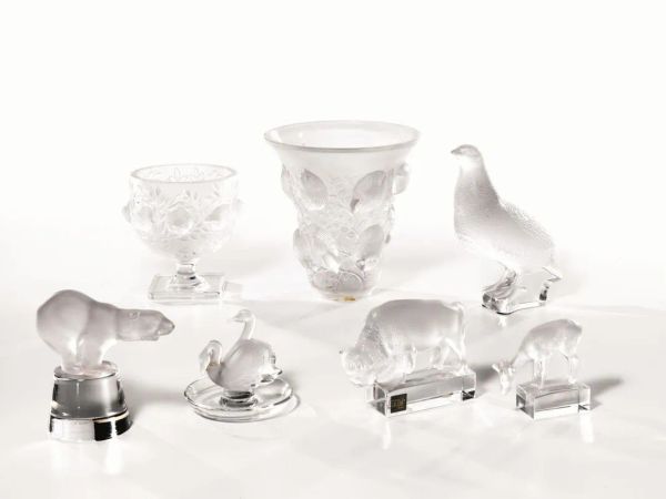  Vaso da fiori e sei sculture, manifattura Lalique,  in vetro satinato  a forma di: bisonte,orso, cerbiatto, cigni, quaglia e coppetta con uccellini (7)