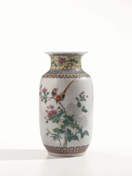 Piccolo vaso Rouleau, Cina Periodo Repubblicano, famiglia rosa, decorato a tralci fioriti, reca marchio Qianlong, alt. cm 24.5