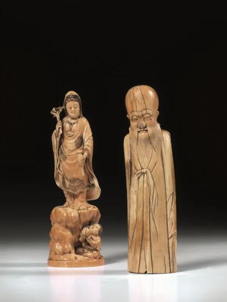  Due sculture sec. XIX-XX,  in avorio, una raffigurante Shoulau, e l'altra raffigurante Guanyin, alt. cm 16,4 alt. cm 16,5, difetti (2)