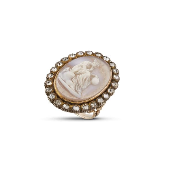 BIG CHALCEDONY CAMEO RING IN SILVER AND GOLD