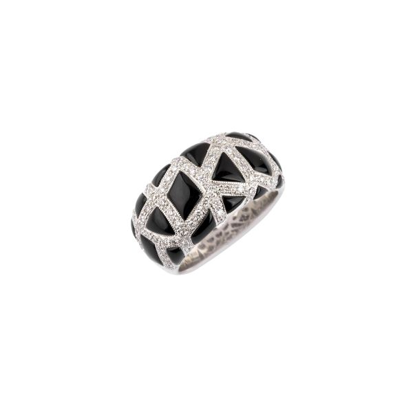 



ONYX AND DIAMOND BAND RING IN 18KT WHITE GOLD