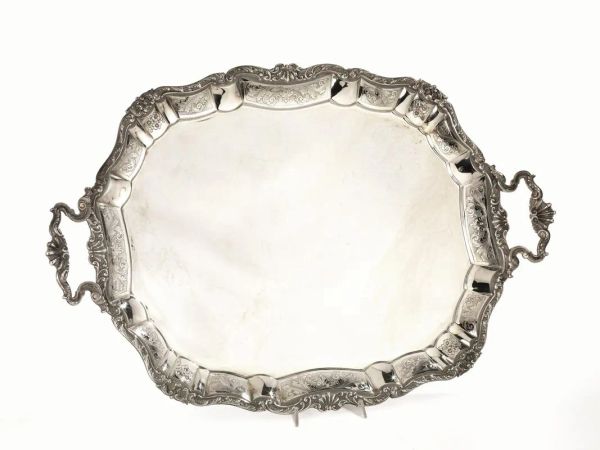  Guantiera, in argento di forma rettangolare sagomata con tesa incisa a      