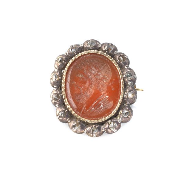 ENGRAVED CARNELIAN BROOCH IN SILVER AND GOLD