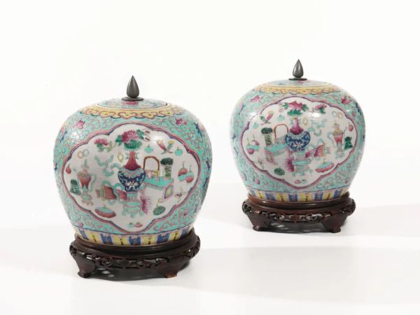  Coppia di potiches, Cina, sec. XIX,  in porcellana   policroma decorate con motivi floreali e simboli di buon auspicio entro cornici sagomate, alt. cm 20