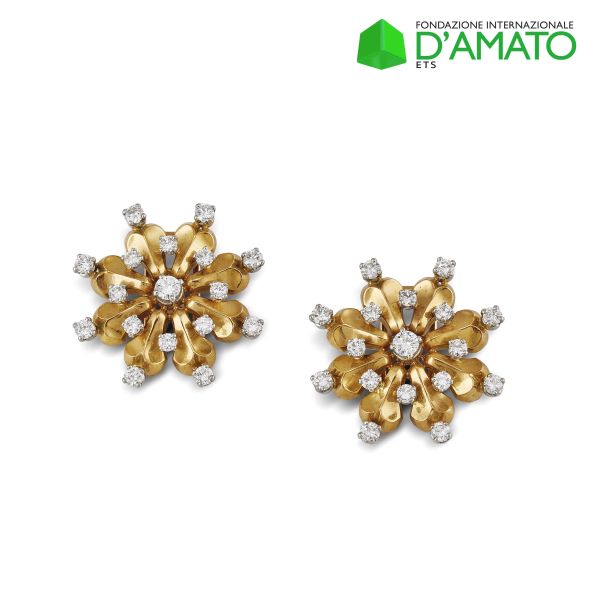 PAIR OF FLOWER-SHAPED DIAMOND CLIPS IN 18KT TWO TONE GOLD