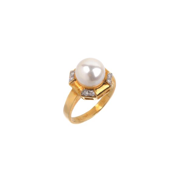 



PEARL AND DIAMOND RING IN 18KT TWO TONE GOLD