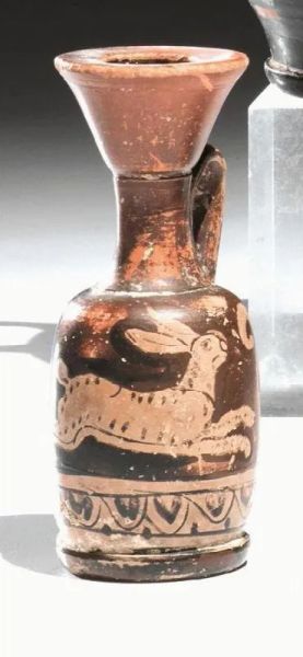  Piccola lekythos apula, unguentario, fibula e applique in bronzo 