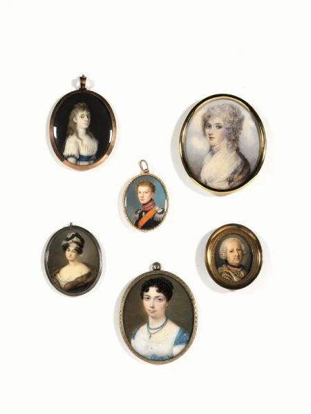  Lotto di sei miniature, secc. XVIII-XIX , entro medaglioni, raffiguranti dame, fanciulle e gentiluomini, alt. da cm 4 a cm 7, (6)