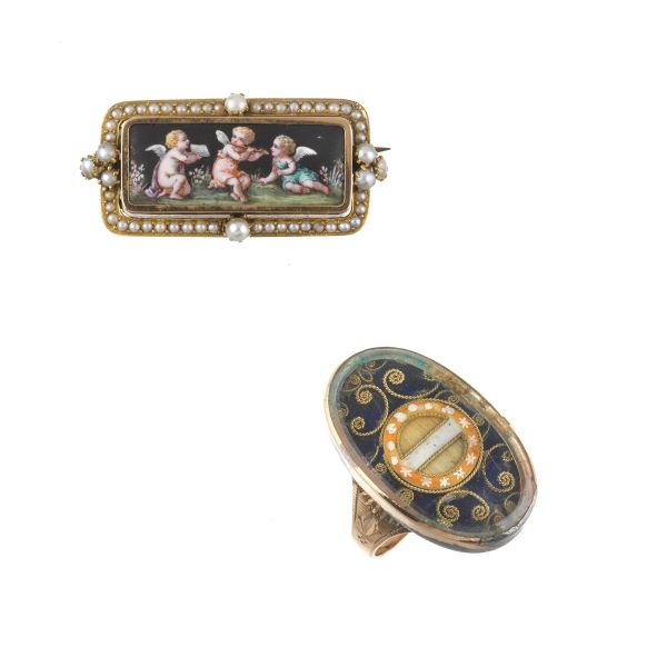 ANELLO E SPILLA CON SCENA FIGURATA