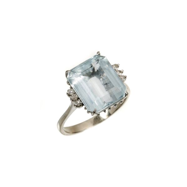 AQUAMARINE AND DIAMOND RING IN 18KT WHITE GOLD