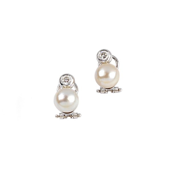 



PEARL AND DIAMOND CLIP EARRINGS IN 18KT WHITE GOLD